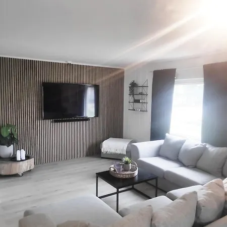 House With Large Hot Tub In Bo, For 2 Families! Holiday home *