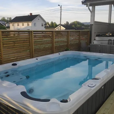 House With Large Hot Tub In Bo, For 2 Families! Сasa de vacaciones
