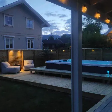 House With Large Hot Tub In Bo, For 2 Families! *