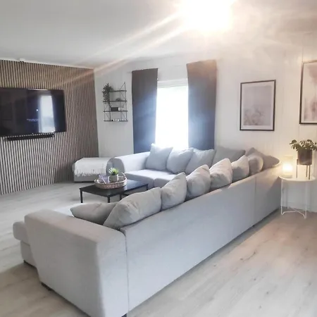 House With Large Hot Tub In Bo, For 2 Families!