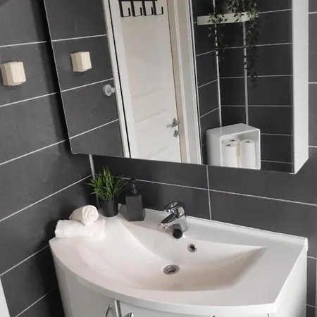 House With Large Hot Tub In Bo, For 2 Families! Holiday home *