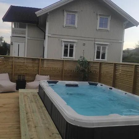 Сasa de vacaciones House With Large Hot Tub In Bo, For 2 Families!