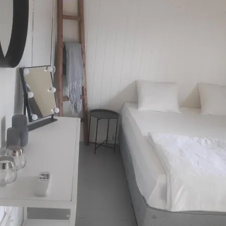House With Large Hot Tub In Bo, For 2 Families! Holiday home *