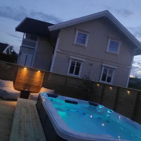 House With Large Hot Tub In Bo, For 2 Families!